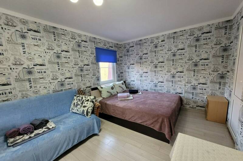 Комната на четверых с двуспалкой и диваном