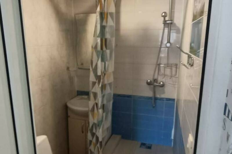 Комната на четверых с двуспалкой и диваном