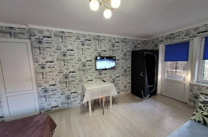 Комната на четверых с двуспалкой и диваном