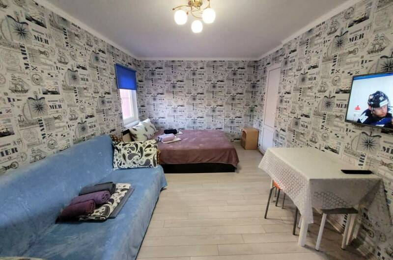 Комната на четверых с двуспалкой и диваном