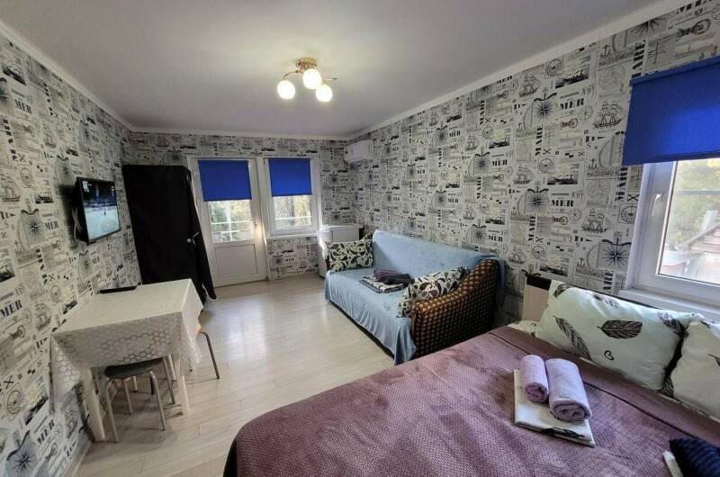 Комната на четверых с двуспалкой и диваном