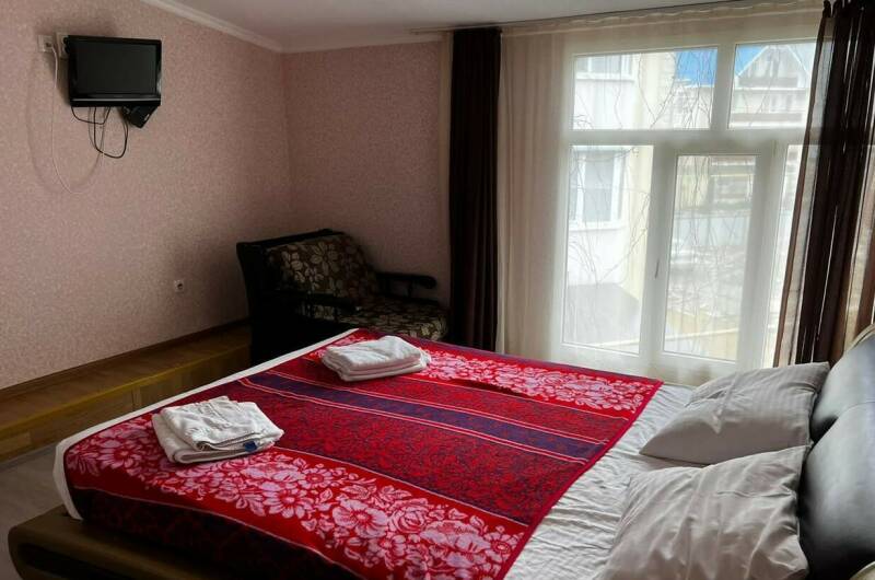 «Люкс» 2 комн 6-ти мест + 1. Балкон на реку