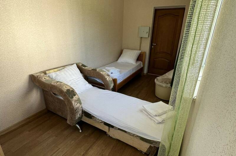 Эконом 3-х местный. Балкон с видом на реку