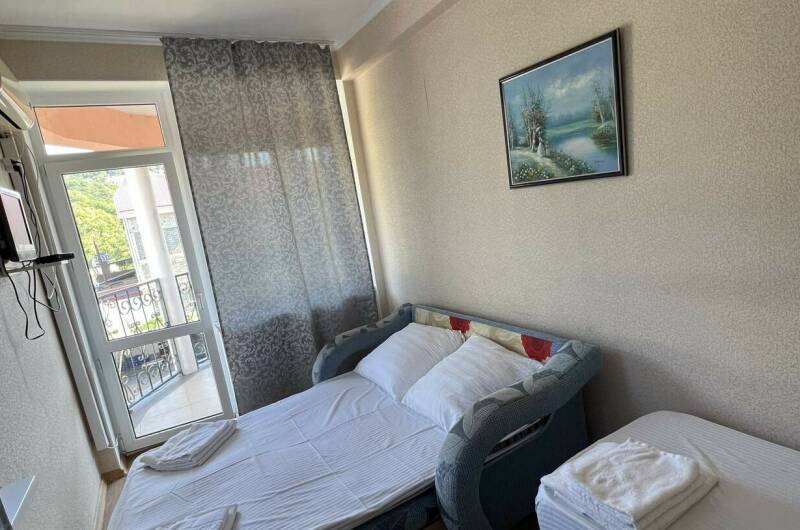 Эконом 3-х местный. Балкон с видом на реку