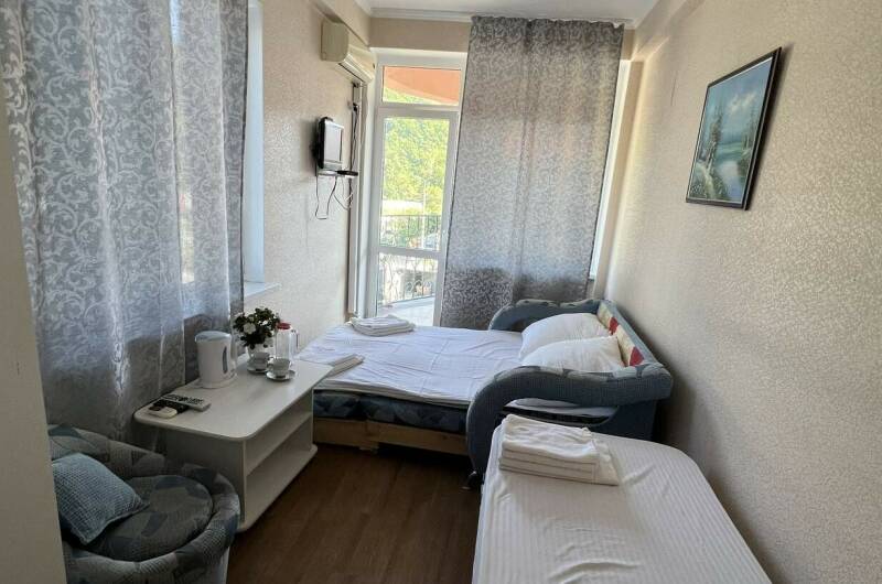 Эконом 3-х местный. Балкон с видом на реку