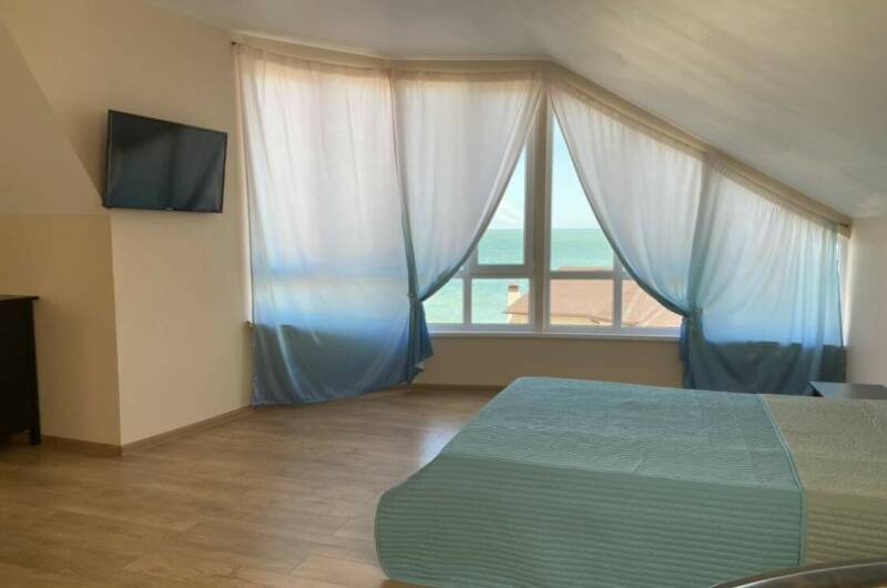 «Делюкс» семейный двухкомнатный на мансарде