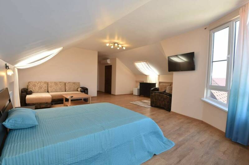 «Делюкс» семейный двухкомнатный на мансарде