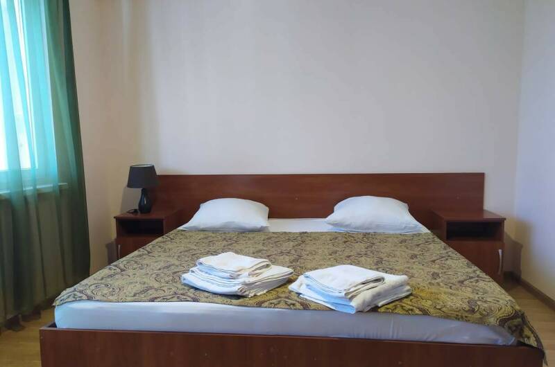 Двухместный номер с балконом (двуспальная кровать)