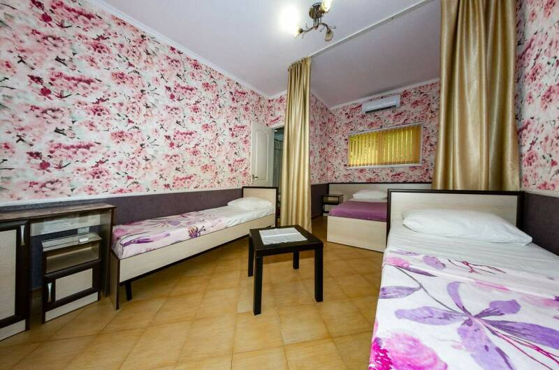 Номер «Стандарт» с балконом четырехместный