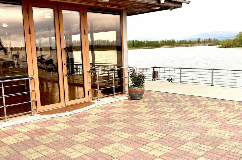 2-х этажный коттедж возле озера