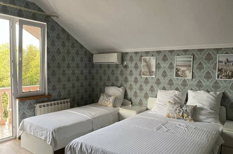 Трехместный номер с балконом