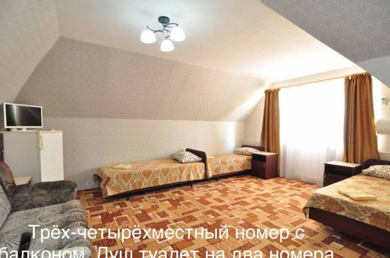 Четырехместный номер «Эконом» с балконом