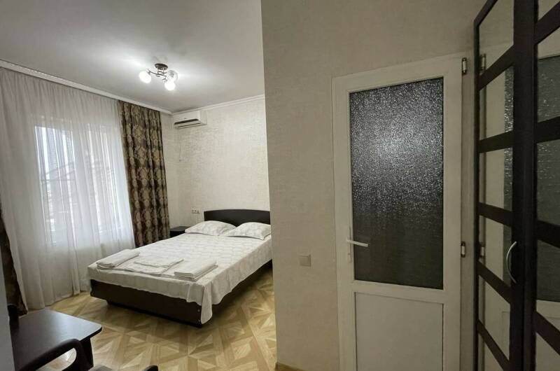 Комната с одной двуспальной кроватью #1