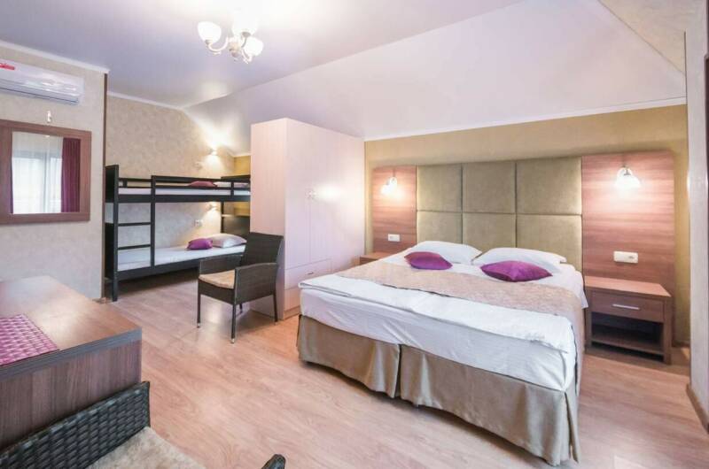 Четырехместный с двухъярусной кроватью и балконом