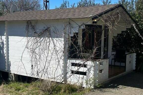 Отдельный домик в общем дворе