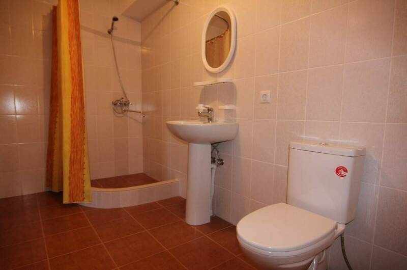 Номер на 2−4 человека с удобствами (цокольный эт.)