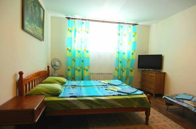 Номер на 2−4 человека с удобствами (цокольный эт.)