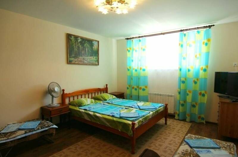 Номер на 2−4 человека с удобствами (цокольный эт.)