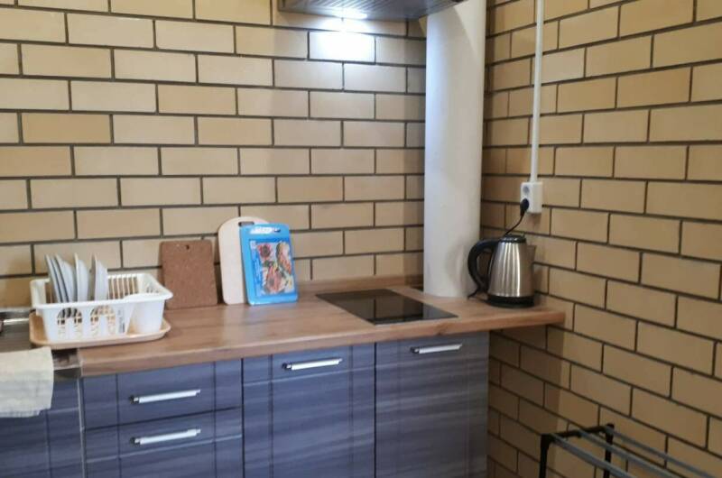 Двухкомнатная студия с кухней и отдельной спальней