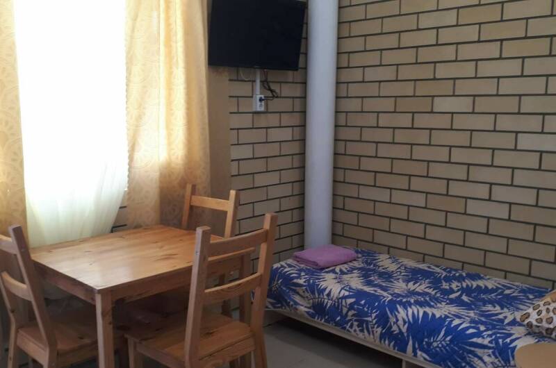 Двухкомнатная студия с кухней и отдельной спальней