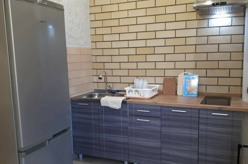 Двухкомнатная студия с кухней и отдельной спальней