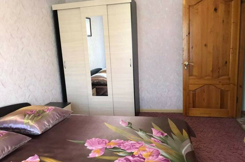 Эконом в розовом цвете с видом на зелень