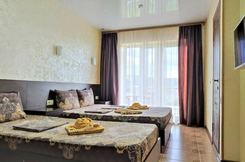 Трехместный Комфорт. Боковой Вид на море и терраса