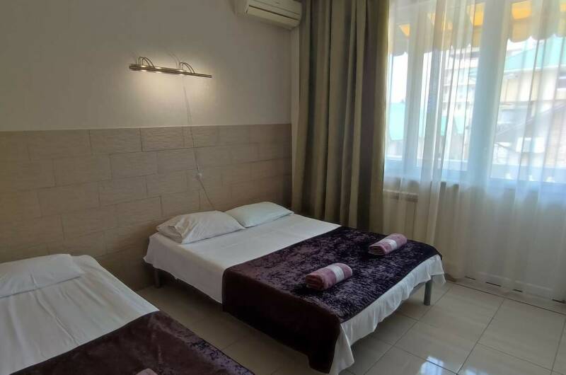 Трехместный номер с балконом (9)