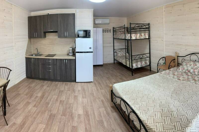 Номер с двуспальной и двухъярусной кроватями