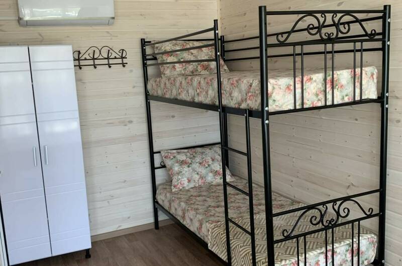 Номер с двуспальной и двухъярусной кроватями