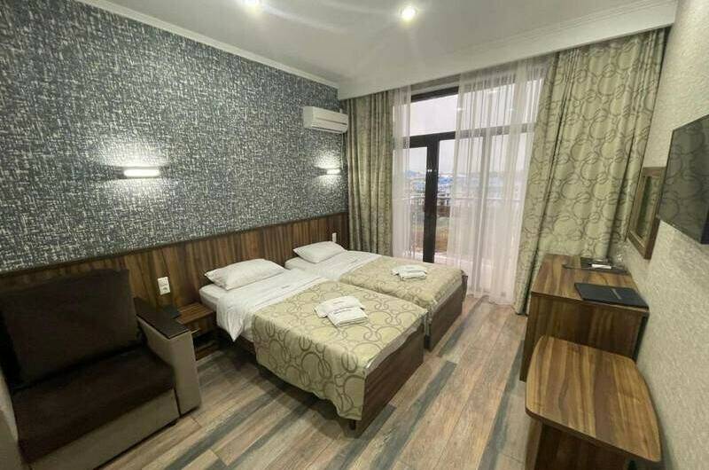 Трехместный номер Делюкс с балконом с завтраком"