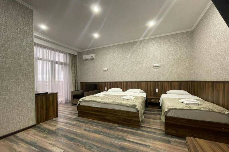 Четырехместный «Делюкс» с балконом с питанием