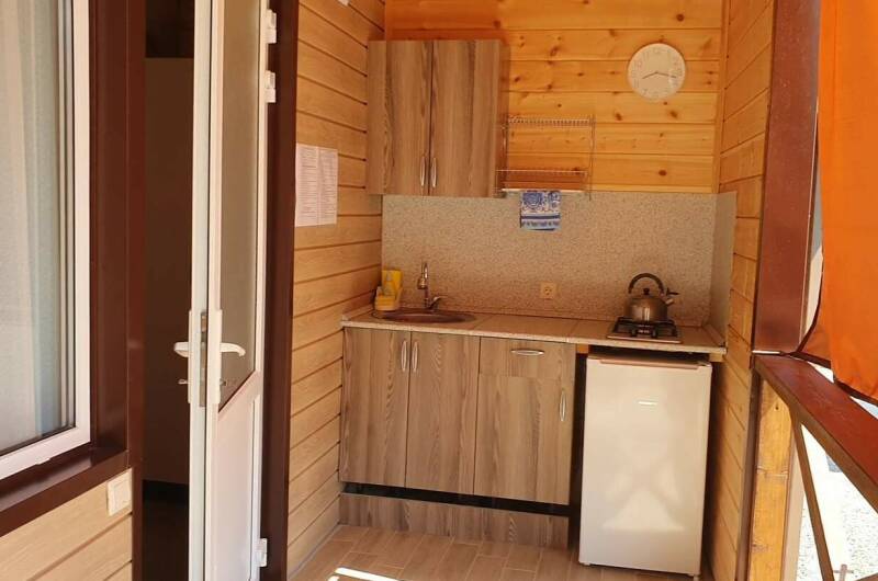 Домик однокомнатный 3−4 местн с кухней на балконе