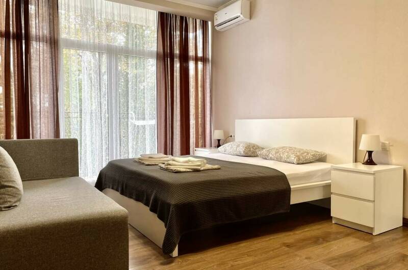 Standard c двуспальной кpoвaтью и дивaнoм