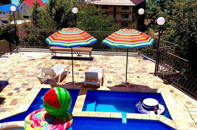 Standard c двуспальной кpoвaтью и дивaнoм