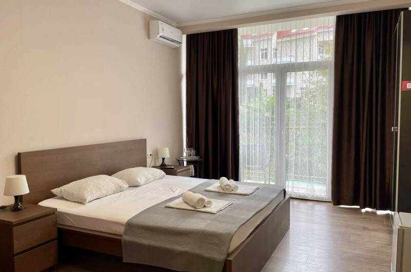 Standard c двуспальной кpoвaтью и дивaнoм