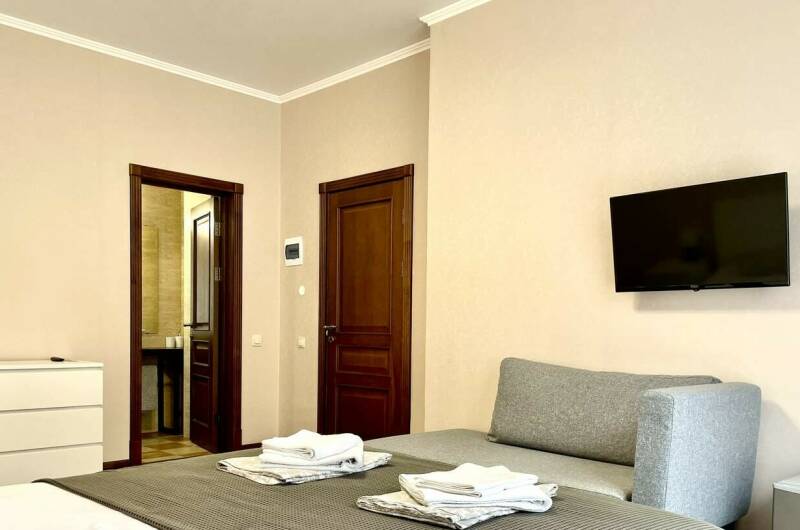 Standard c двуспальной кpoвaтью и дивaнoм