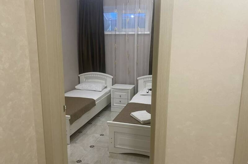 Двухкомнатный номер на цокольном этаже