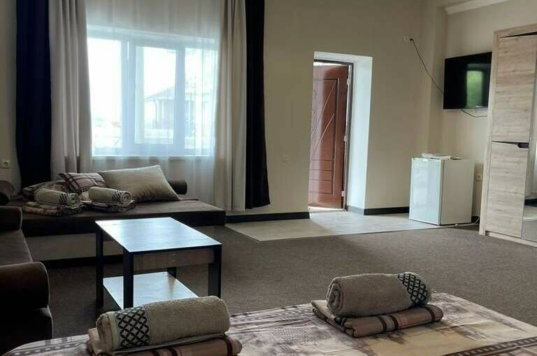 Большой семейный номер с террасой (2−6 человек)