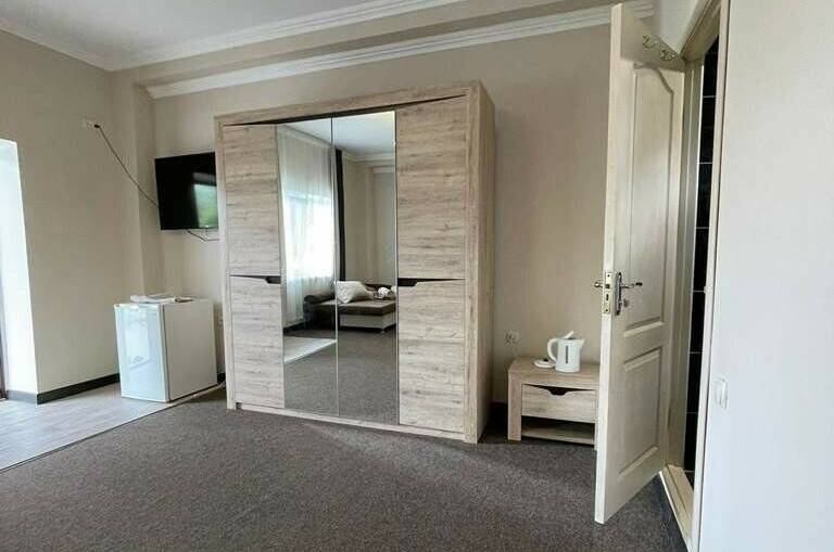 Большой семейный номер с террасой (2−6 человек)