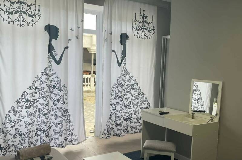 Номер «Полулюкс» (2−4 человека)