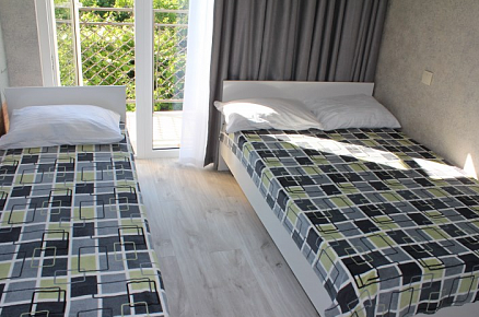 Номер с удобствами и балконом на 2−3 чел (3 этаж)